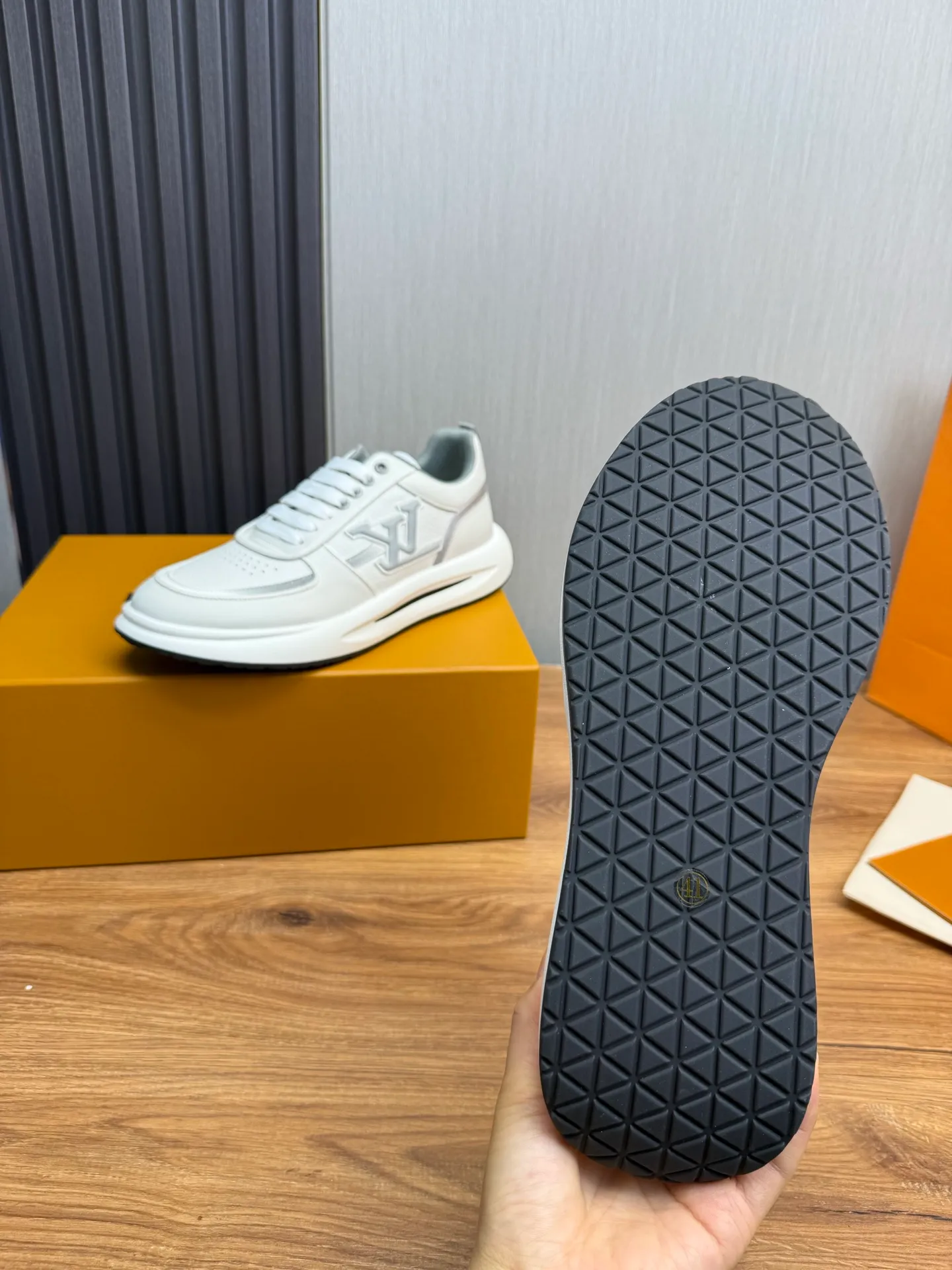 Men's shoes 💰820💰 Lv. Top purchasing agent 🇮🇹 Louis Vuitton, sports shoes counter synchronization, uppers imported from Italy, high-quality splicing and complex handicrafts, imported mesh pads are soft and comfortable, soles: original factory special soles, TPU exclusive movable molded soles super comfortable, original factory single goods, 🔍🔍high quality, you can enter and exit the counter at will, welcome to compare, code number 38-44 (Customized 38.45)